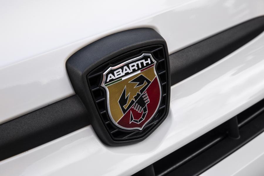 Логотип Abarth 595 Competizione 70esimo Anniversario (312) 2019 года  (фото 10 из 24)